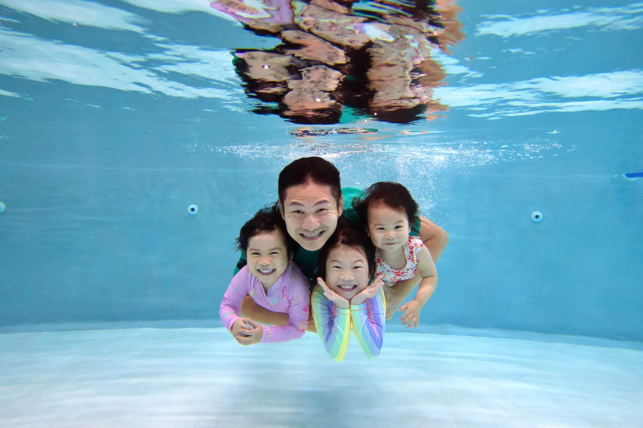 Best Swimming Lessons Singapore parent and child practicing underwater swimming during a professional swimming lesson in Singapore.