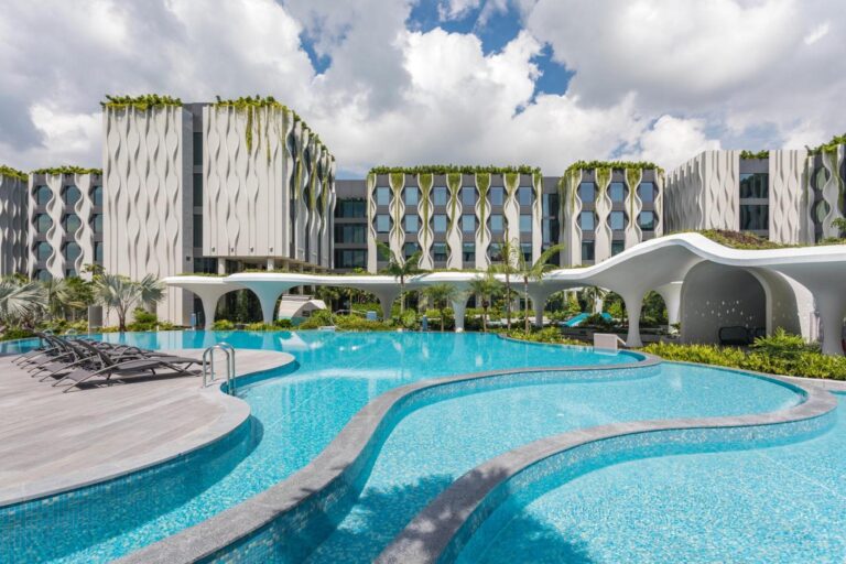 Luxury hotel with resort-style swimming pool in Singapore
