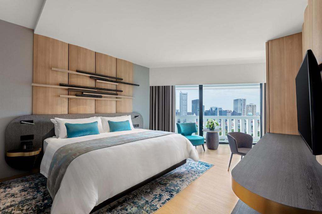 Contemporary hotel bedroom with panoramic city skyline view