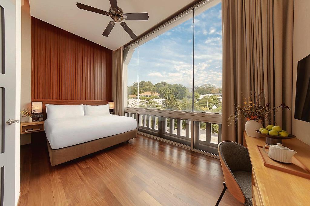 Spacious luxury hotel room with city view in Singapore