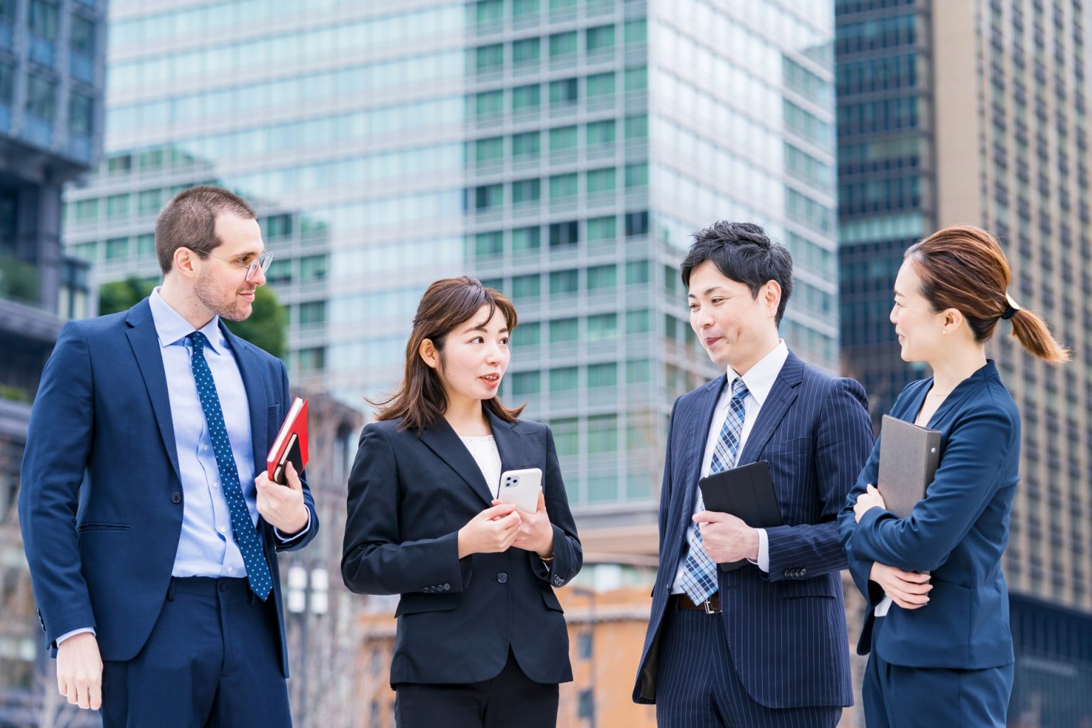 Best Recruitment Agencies Singapore professionals meeting with business executives in Singapore