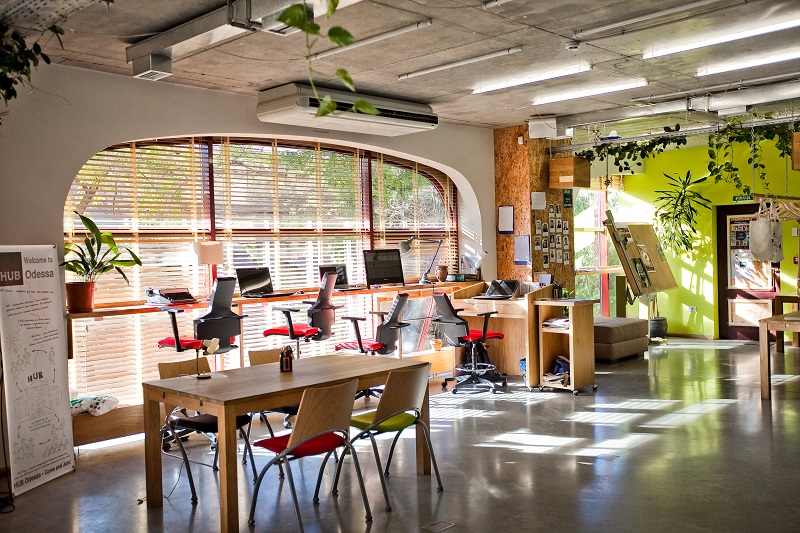 Best Coworking Spaces Singapore Contemporary coworking office with open seating and natural lighting