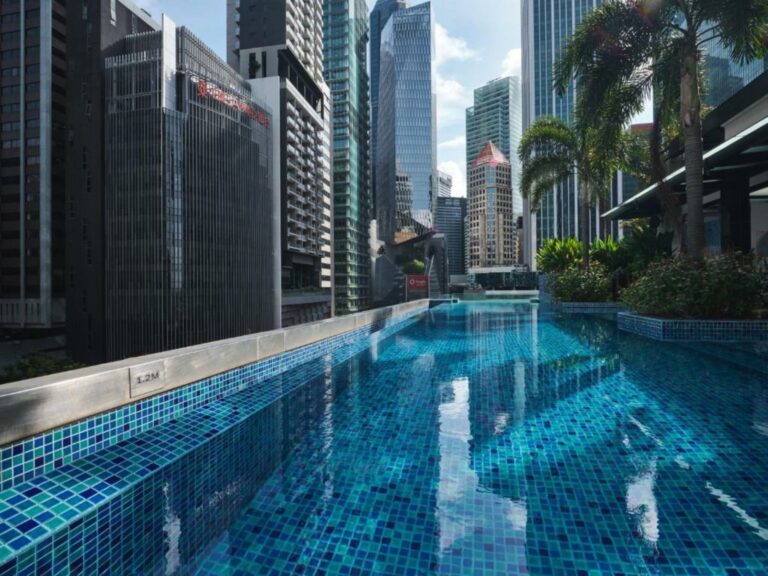 Boutique hotel with rooftop swimming pool in Singapore city