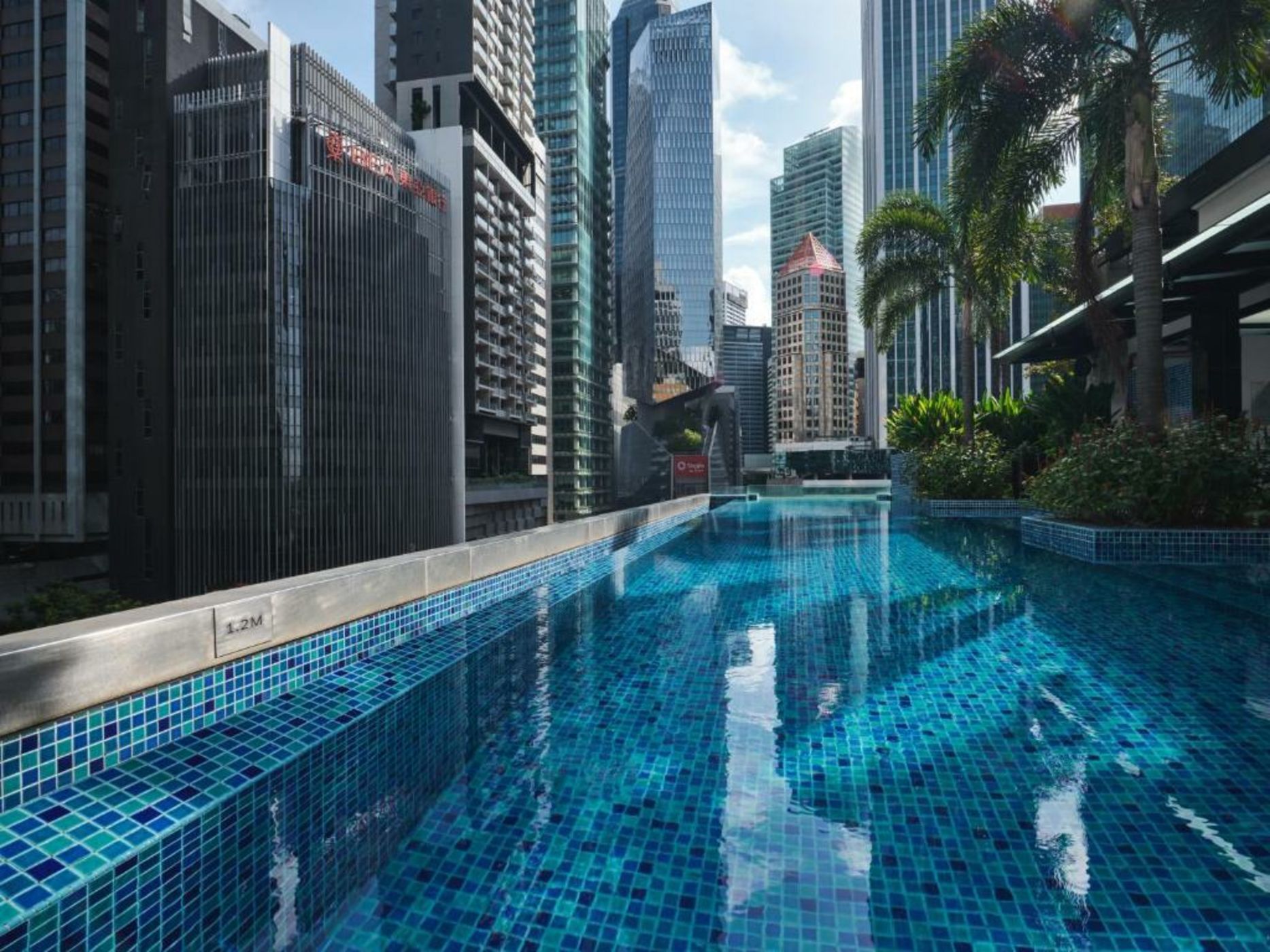 Boutique hotel with rooftop swimming pool in Singapore city
